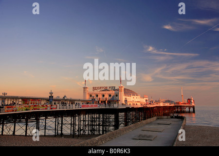 Dramatischen Sonnenuntergang über das Palace Pier Brighton Sussex England England UK Europa Stockfoto