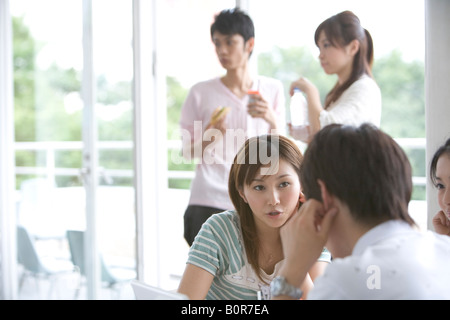 Schüler in der Mittagspause Stockfoto