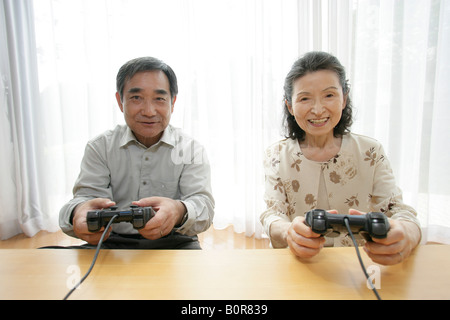 Porträt von älteren Ehepaar spielen von Videospielen Stockfoto