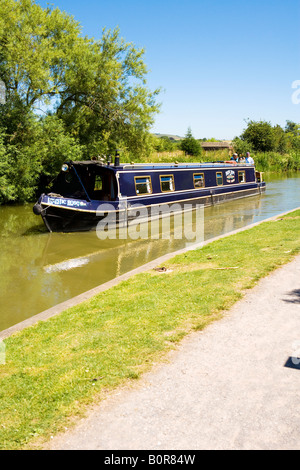 Narrowboat Kreuzfahrt entlang des Kennet & Avon Kanals bei Honeystreet, Wiltshire, England, UK Stockfoto