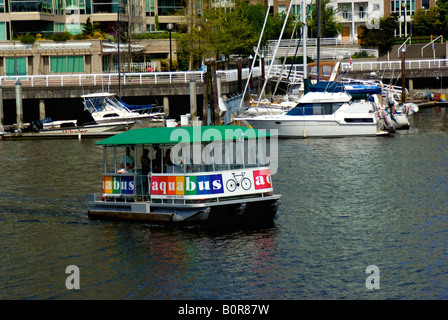 Kleine Passagier Fähre Wassertaxi Zwirnen die Gewässer des False Creek in Vancouver Stockfoto