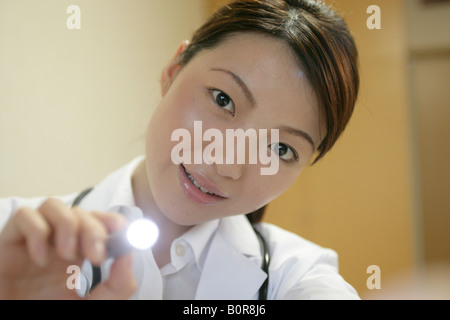 Ärztin Betrieb Taschenlampe, portrait Stockfoto