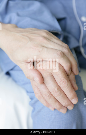 Frau mit senior woman Hand, close-up der Hände Stockfoto
