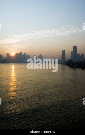 Sonnenaufgang über dem Huangpu-Fluss und Pudong New Area Shanghai China Stockfoto