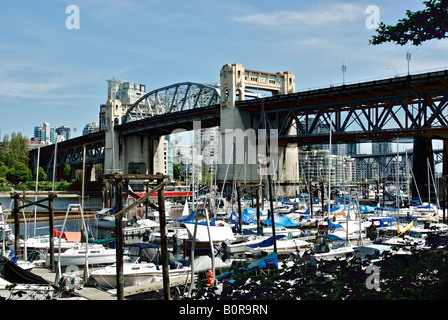 Kleiner Sport Freude Fischerboote an den Docks der Civic Marina unter der Burrard Street Bridge in Vancouver. Stockfoto