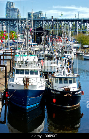 Britisch-Kolumbien kommerziellen Fischerboote gefesselt an den Docks in Vancouver s False Creek marina Stockfoto