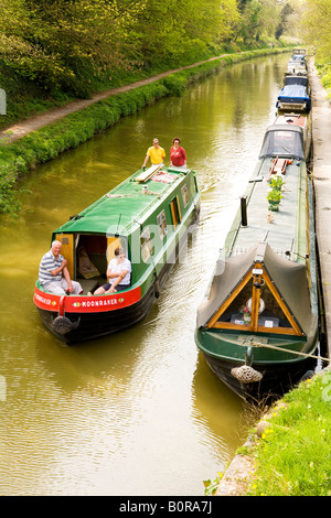 Narrowboat fordert "Moonraker" der Kennet und Avon Kanal in der Nähe von Pewsey Wharf, Wiltshire, England, UK Stockfoto