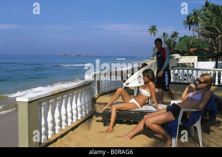 Surfer am Strand von Wewala, Hikkaduwa, Sri Lanka Stockfoto