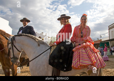 Menschen auf dem Pferderücken in El Rocío, während die romeria Stockfoto
