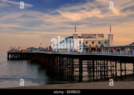 Dramatischen Sonnenuntergang über das Palace Pier Brighton Sussex England Großbritannien UK Stockfoto