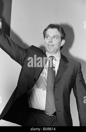 Der britische Premierminister Tony Blair "Wellenlinien" Labour Party Delegierten während der Konferenz. Stockfoto