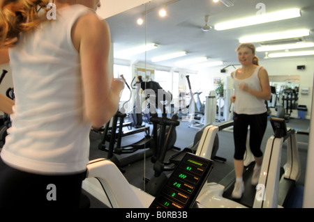 Frau läuft in der Turnhalle Training Stockfoto
