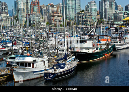 Britisch-Kolumbien kommerziellen Fischerboote gefesselt an den Docks der Regierung in einer Marina in Vancouvers False Creek. Stockfoto