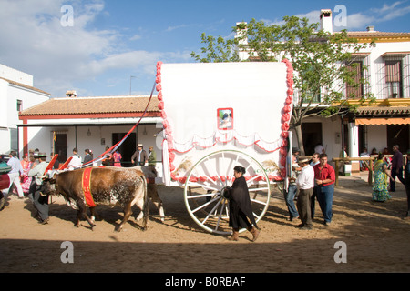 Ochsenkarren durch die Straßen von El Rocío gezogen wird, während die romeria Stockfoto