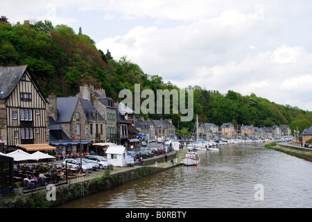 Die Stadt Dinan auf dem Fluss Rance in Brittany France Stockfoto