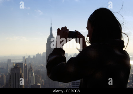 Frau fotografieren das Empire State building Stockfoto