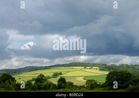 Painswick Rundumleuchte gesehen aus dem Dorf in den Cotswold Hills, Gloucestershire, England. Stockfoto