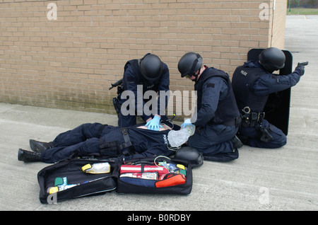 Polizisten Schusswaffen medizinische Hilfeleistung für verletzte Offizier Stockfoto