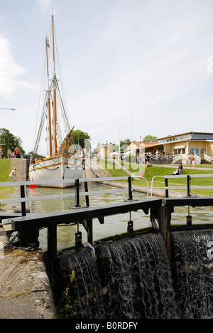 Ein Segelboot in der Carl Johans Slussar Schleuse des Göta Kanal Berg Schweden Juli 2007 Stockfoto