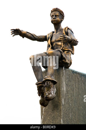 Bronzestatue des mürrischen junge mit ausgestreckten Armen Belgien Stockfoto