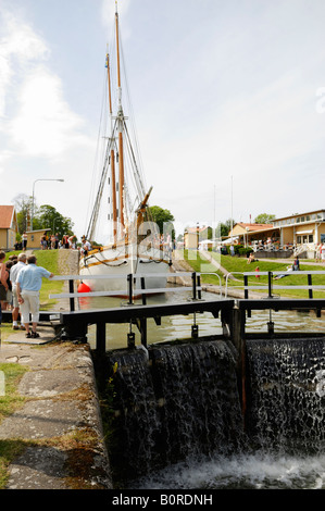 Ein Segelboot in der Carl Johans Slussar Schleuse des Göta Kanal Berg Schweden Juli 2007 Stockfoto