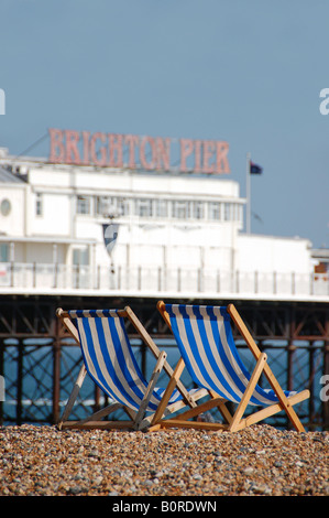 Liegestühle am Strand von Brighton, UK Stockfoto