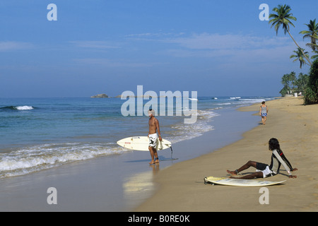 Surfer am Strand von Wewala, Hikkaduwa, Sri Lanka Stockfoto