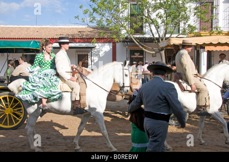 Wandern und Reiten durch El Rocío während die romeria Stockfoto