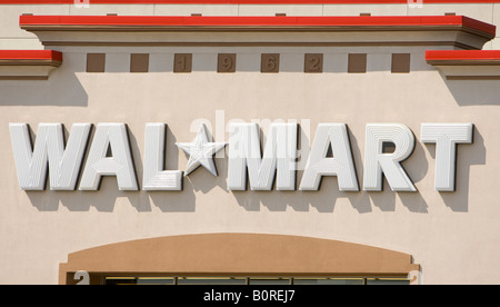 Zeichen vor einem Wal-Mart speichern Stockfoto