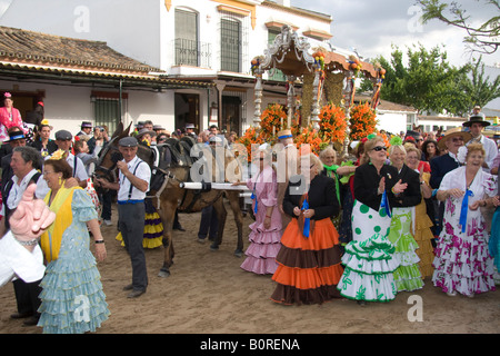 Menschen zu Fuß durch El Rocío während die romeria Stockfoto