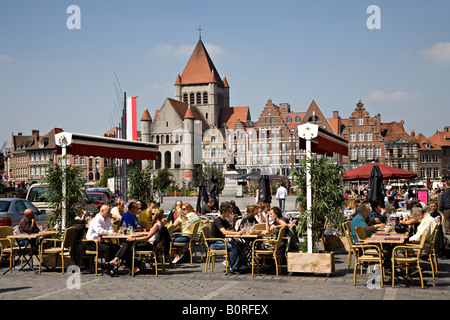 Menschen, die Essen an der Bar Straßencafé Tournai, Belgien Stockfoto