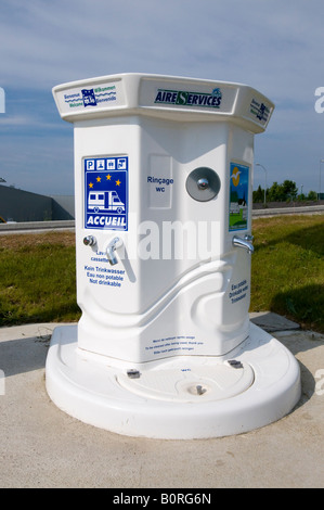 Mobilheim / Wohnwagen Abwasser Entlastung Anlage, "Super U" Garage, Frankreich. Stockfoto