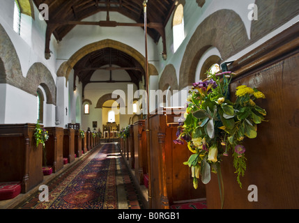 Frühling Blumen in der Sächsischen Kirche Innenraum, Brixworth, Northants, UK Stockfoto