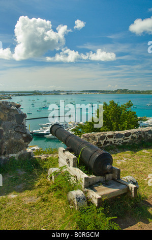 Ein Kanon von Fort St. Louis mit Blick auf Hafen von Marigot in Saint Martin französischen Protektorat Stockfoto