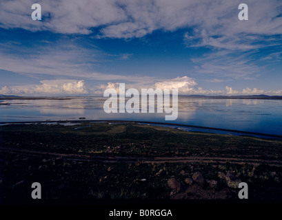 niedrig fliegende Wolken am Titicaca-See in der Nähe Stadt Puno, peru Stockfoto