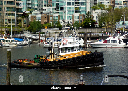Schlepper arbeiten in Vancouvers False Creek Stockfoto