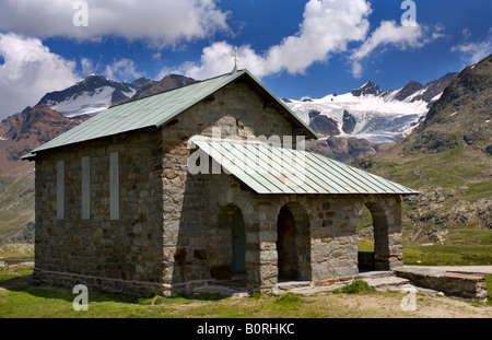 Kirche am Gavia-Pass mit Dosegu-Gletscher im Hintergrund, Alto Adige Alpen, Italien Stockfoto