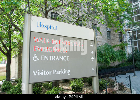 Melden Sie vor Krankenhaus Notaufnahme Eingang Stockfoto