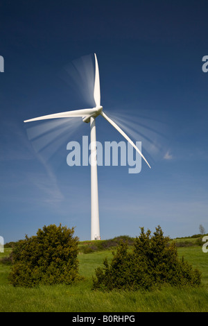 Eine Windmühle bei der Arbeit auf dem "du Coirons" Plateau (Ardèche - Frankreich). Eolienne En Mouvement Sur le plateau du Coirons (Frankreich). Stockfoto