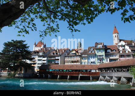 Alte Stadt Thun mit Holzbrücke über den Fluss Aare, Schweiz Stockfoto