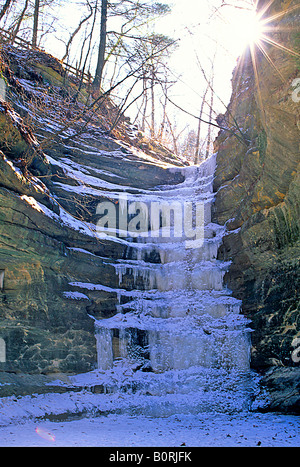 Gefrorener Wasserfall im französischen Canyon am Starved Rock State Park, Illinois, USA, Nordamerika, Eis Herbst Wasser scape Stockfoto