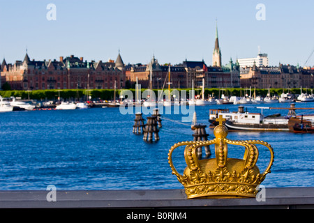 Goldene Krone auf Skeppsholmen Brücke mit Blick auf Östermalm Stockfoto