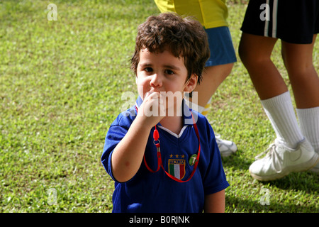 Kleiner Junge spielt wie ein Fußballschiedsrichter Stockfoto