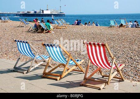 Liegestühle am Strand von Brighton, UK Stockfoto