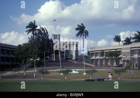 Schulmädchen, vorbei an den Regierungsgebäuden belizianischen auf Unabhängigkeit Plaza in Belmopan, die Hauptstadt von Belize Stockfoto