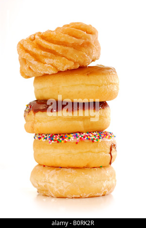 Turm von sortierten Donuts isoliert auf weißem Hintergrund Stockfoto