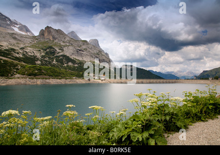 Fedaia See und Marmolada Gipfel vom Fedaia Pass, Dolomiten, Italien Stockfoto