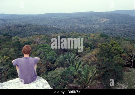 Touristen genießen den Blick auf den Dschungel vom Gipfel des El Castillo an den Maya-Ruinen von Xunantunich in der Nähe von San Ignacio, Belize Stockfoto