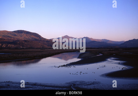 Snowdon und Glaslyn-Mündung bei Sonnenaufgang von der Cob-Damm bei Porthmadog Gwynedd Wales UK Stockfoto