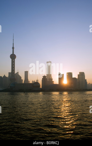 Sonnenaufgang über dem Huangpu-Fluss und Pudong New Area Shanghai China Stockfoto